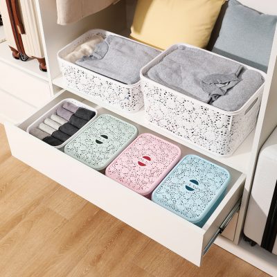 Plastic baskets with colorful engravings (1)